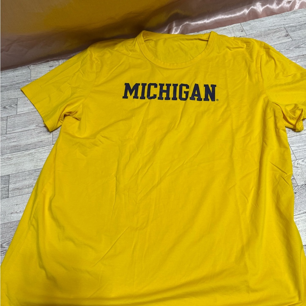 Michigan Yellow T-Shirt Sz L